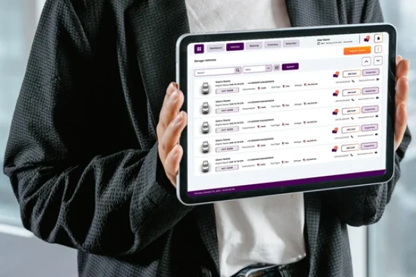 women-holding-grage-application-tablet